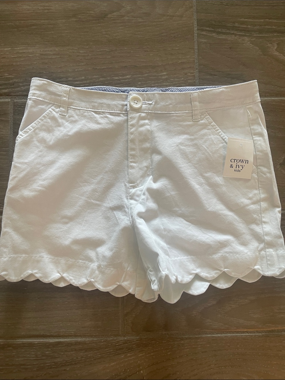 crown & ivy White Scalloped Hem Women's Shorts